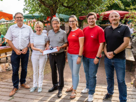 Verleihung der Willy Brandt Medaille an Richard Meier durch Oberbürgermeister Jürgen Herzing, Landtagsabgeordnete Martina Fehlner, die SPD Vorsitzenden Sophie Peter und Manuel Michniok und der Ortsvereinsvorsitzene der SPD Nilkheim-Leider Matthias Wenzel