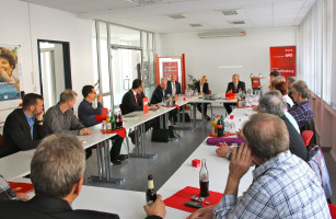 Wie wird die Industrie der Zukunft aussehen? Welche Folgen hat dieser Wandel für die Berufsausbildung? Und wie wirkt er sich im Allgemeinen auf die Gesellschaft aus? All dies wurde intensiv diskutiert.