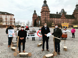 Aktion vor der Stadthalle: SPD Stadtratsfraktion übergibt Oberbürgermeister Jürgen Herzing den von 524 Bürger*innen unterzeichneten Aufruf.