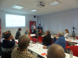 Manuel Michniok (Vorsitzender SPD Stadtverband Aschaffenburg) und Jürgen Herzing (Bürgermeister) stellen die Inhalte des Leitantrags vor.