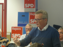 Der Vorsitzende vom SPD Ortsverein Stadtmitte, Stephan Steyer, meldet sich in der Diskussion zu Wort.