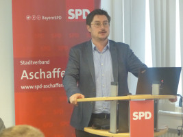 Der Aschaffenburger SPD Vorsitzende Manuel Michniok eröffnet den Parteitag.