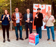Stadtverbandsvorsitzender Manuel Michniok (2.v.l.) und Bürgermeister Eric Leiderer (mitte) bei der Aktion zum Mindestlohn