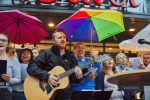 Aschaffenburger Kneipenchor bei Einheit in Vielfalt - Aschaffenburg ist bunt in der Herstallstraße