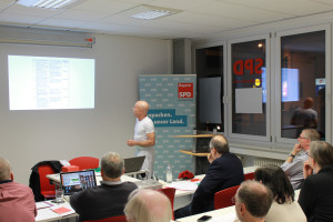 Dr. Erich Henke, Vorsitzender des Stadtverbands, liefert einen Sachstandsbericht zur B26