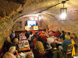 Volle besetzung des Gewölbekellers zum Tv-Duell Merkel vs. Schulz