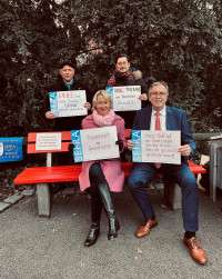 Eric Leiderer, Manuel Michniok, Martina Fehlner und Jürgen Herzing auf der roten Bank.