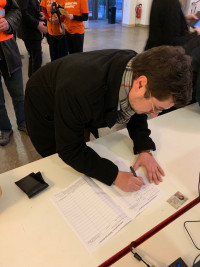 Manuel Michniok unterzeichnet das Volksbegehren