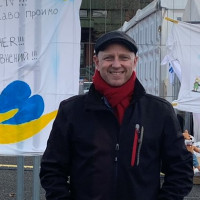 Bürgermeister Eric Leiderer vor der Notunterkunft Erbighalle in Schweinheim