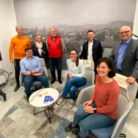 Unter dem Bild: v. l.: Matthias Göbel, Manuel Michniok, Daniela Trier, Peter Stoll, Sophie Peter, Marco Heller, Sonja Wrobel, Eric Leiderer im Digitalladen