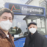Michniok und Leiderer vorm Schnelltest-Bus