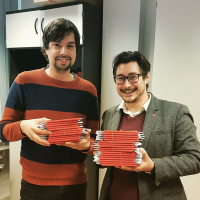 v. l.: Max Dörflein, Geschäftsführer SPD Unterbezirk Aschaffenburg und Manuel Michniok, Vorsitzender SPD Stadtverband Aschaffenburg, mit den Parteibüchern vieler Neumitglieder.