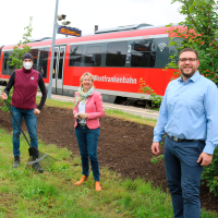 Tobias Wüst und Martina Fehlner am Blühwiesenstreifen