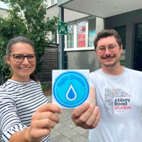 Sophie Peter und Manuel Michniok mit Refill Aufkleber