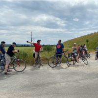 Zahlreiche Radler:innen begleiten Tobias Wüst auf seiner hochsommerlichen Radtour rund um den Schönbusch.