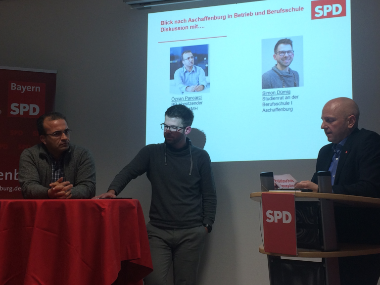 Offene Diskussion mit dem Betriebsratsvorsitzenden der Firma Linde Material Handling; Özcan Pancarci, sowie Simon Dümig, Lehrer der Berufsschule 1 Aschaffenburg.